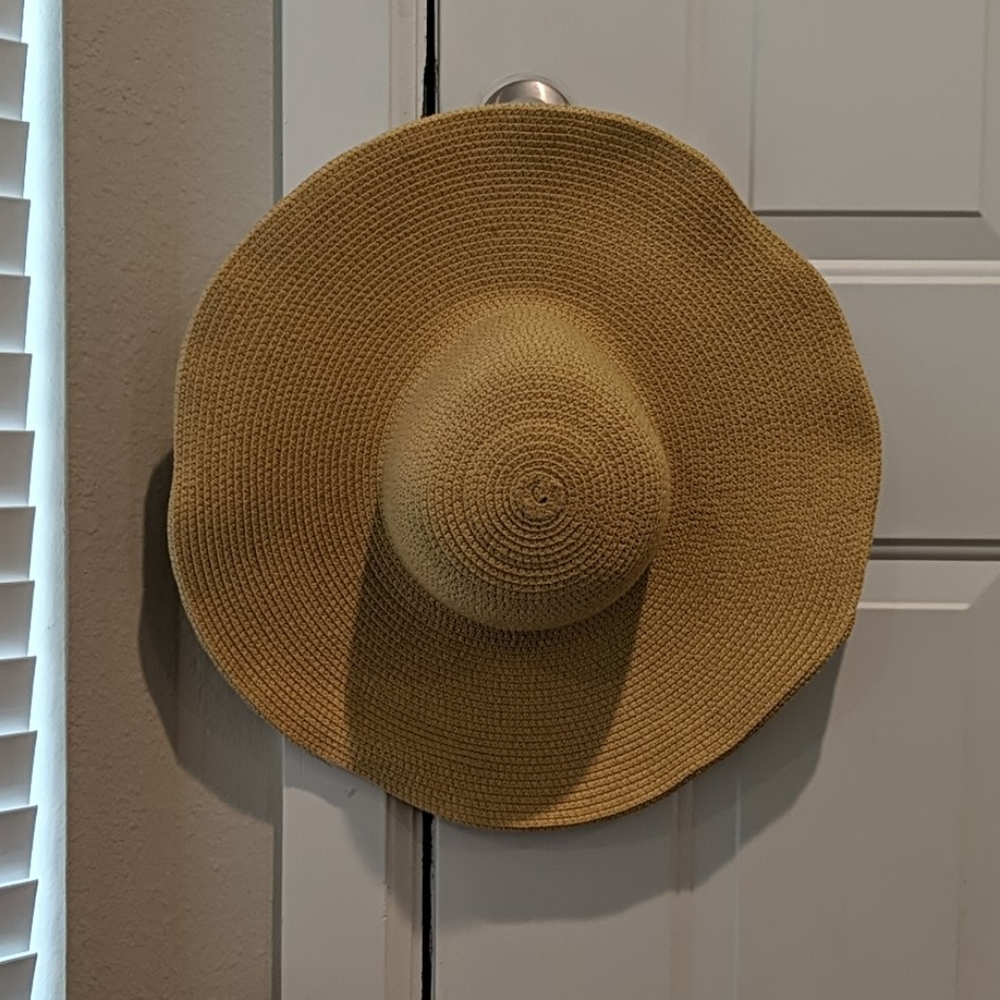 Sun hat with wire brim